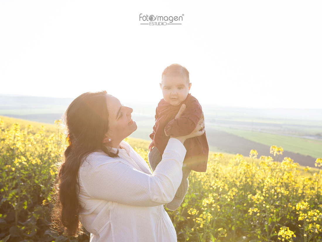 FOTOYMAGEN-Jose-y-vanessa-Familia-Exteriores-Campo-Colza-Momentos-Mágicos-Niños-Campiña-Sevillana-Marchena-(4)