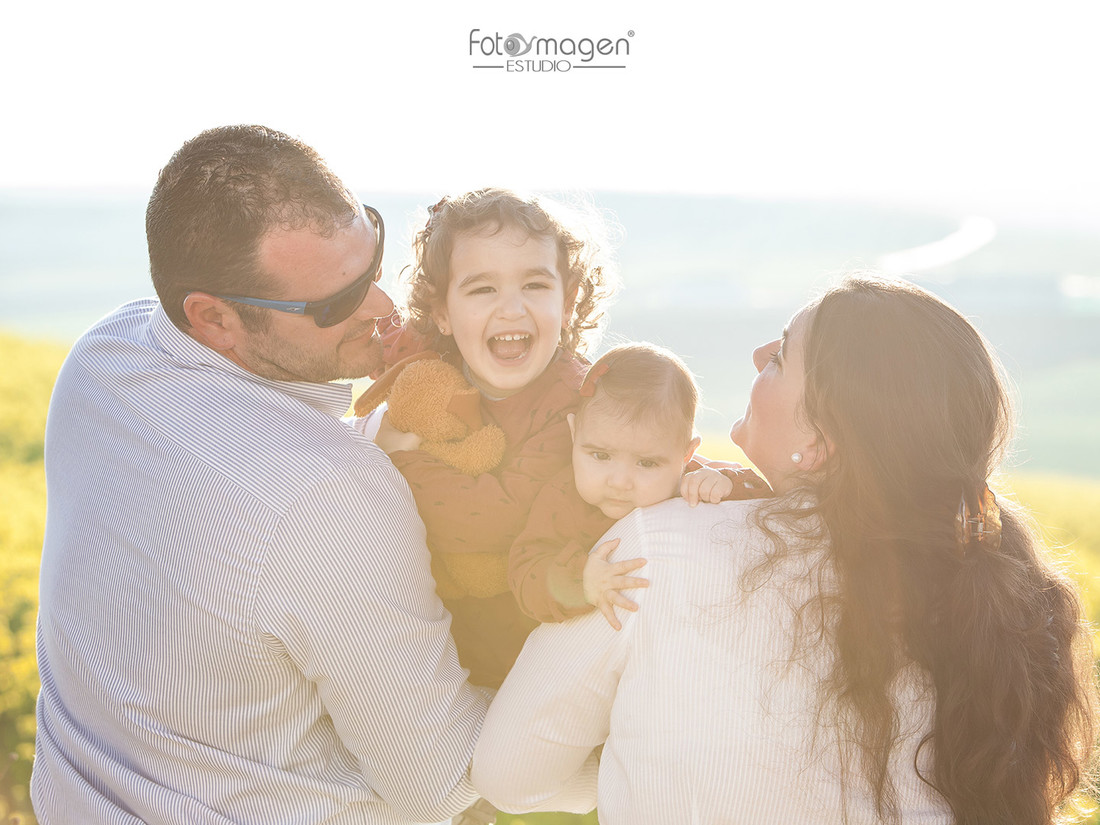 FOTOYMAGEN-Jose-y-vanessa-Familia-Exteriores-Campo-Colza-Momentos-Mágicos-Niños-Campiña-Sevillana-Marchena-(5)