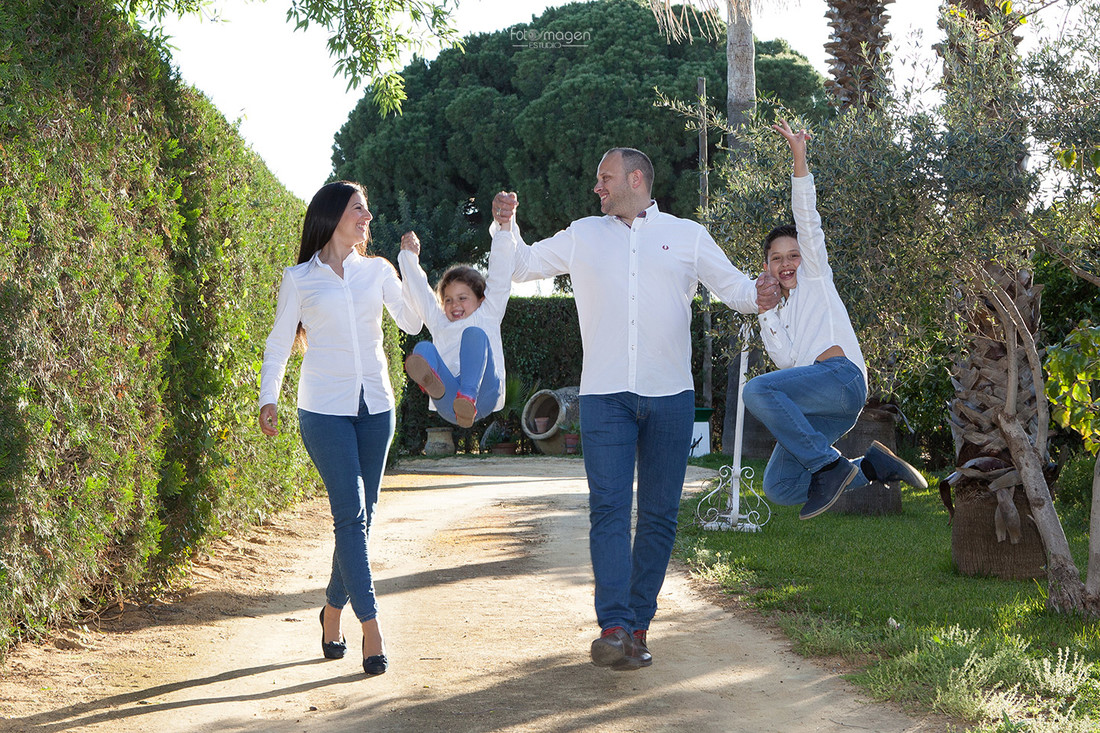 FOTOYMAGEN-Angela-y-Dani-con-familia-Preboda-Boda-Familia-Niños-Original-Divertida-Vespa-Marchena-Ecija-(5465)