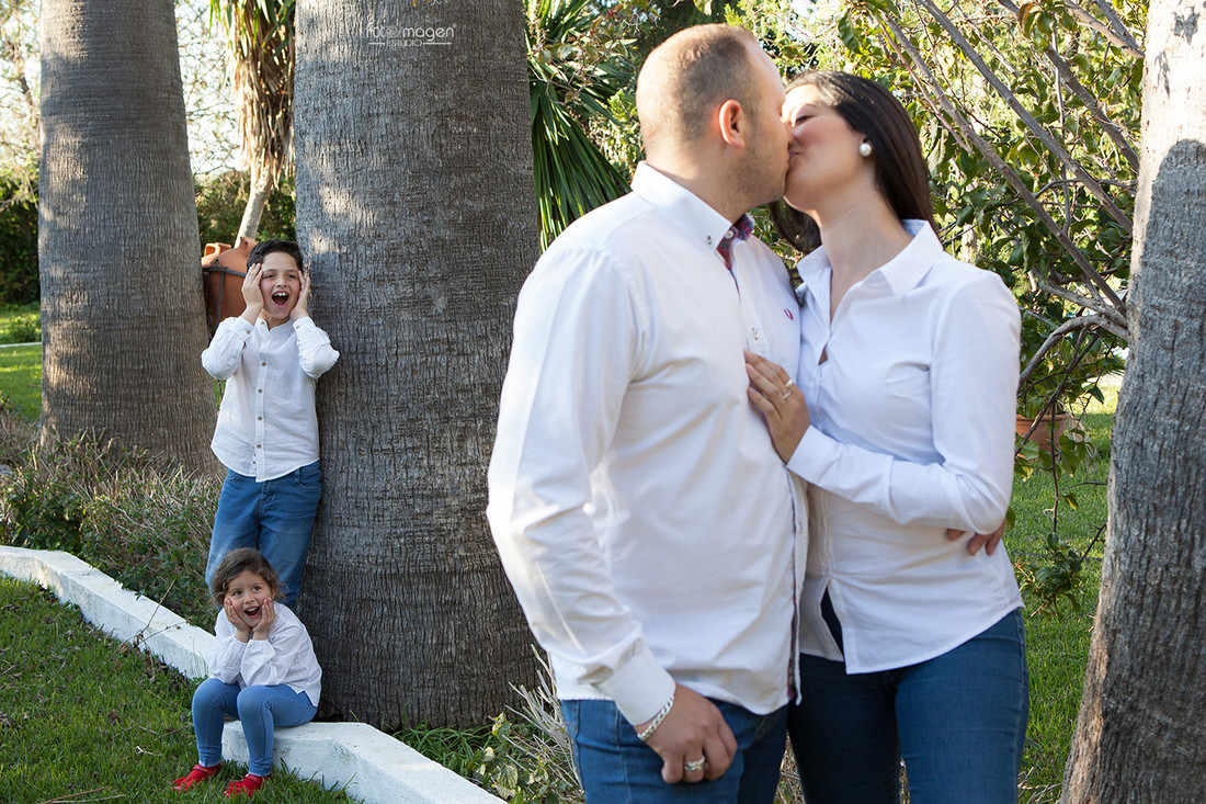 FOTOYMAGEN-Angela-y-Dani-con-familia-Preboda-Boda-Familia-Niños-Original-Divertida-Vespa-Marchena-Ecija-(5466)