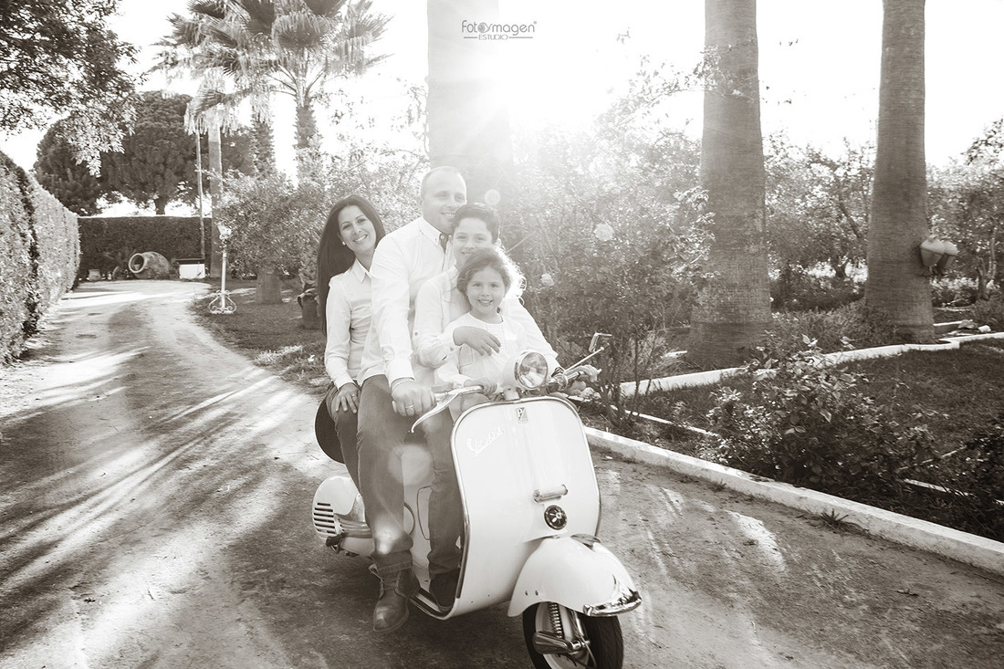 FOTOYMAGEN-Angela-y-Dani-con-familia-Preboda-Boda-Familia-Niños-Original-Divertida-Vespa-Marchena-Ecija-(6465)
