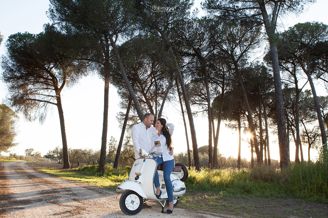 FOTOYMAGEN-Angela-y-Dani-con-familia-Preboda-Boda-Familia-Niños-Original-Divertida-Vespa-Marchena-Ecija-(7)