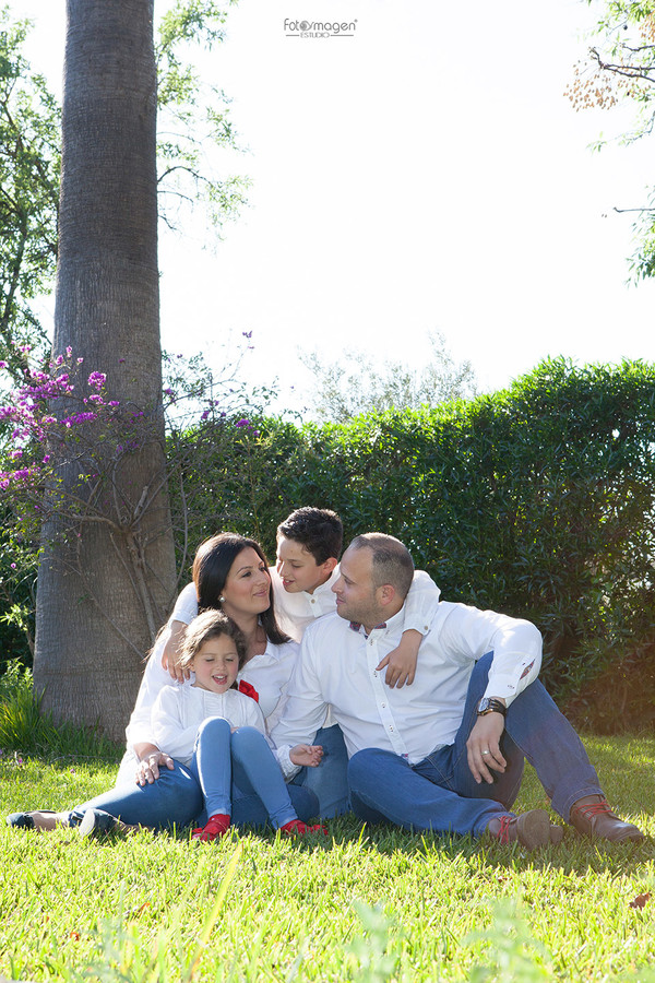 FOTOYMAGEN-Angela-y-Dani-con-familia-Preboda-Boda-Familia-Niños-Original-Divertida-Vespa-Marchena-Ecija-(9994)