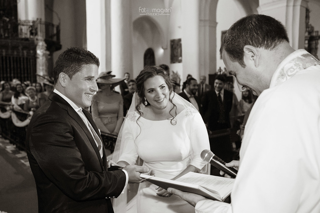 FOTOYMAGEN-Boda-Mariluz-y-Gonzalo-AmigosEspeciales-Familia-Especial-El-Pinar-de-Manabran-Campo-de-trigo-Boda-Original-Marchena-(4)