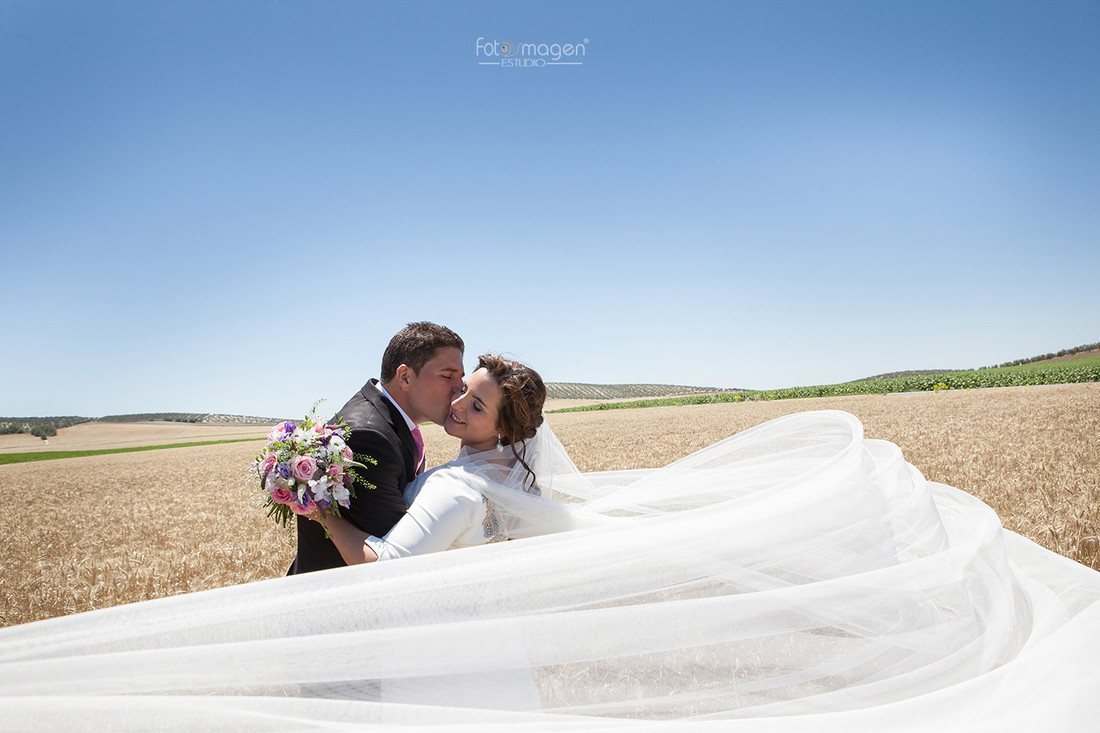 FOTOYMAGEN-Boda-Mariluz-y-Gonzalo-AmigosEspeciales-Familia-Especial-El-Pinar-de-Manabran-Campo-de-trigo-Boda-Original-Marchena-(5)