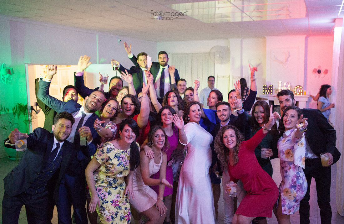 FOTOYMAGEN-Boda-Mariluz-y-Gonzalo-AmigosEspeciales-Familia-Especial-El-Pinar-de-Manabran-Campo-de-trigo-Boda-Original-Marchena-(9)