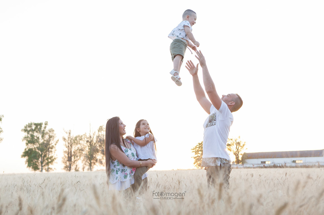 FOTOYMAGEN-PreBoda-Jenni-y-Luis-+-Hijos-Arahal-Cortijo-Mejillan-PreBoda-Natural-(3)