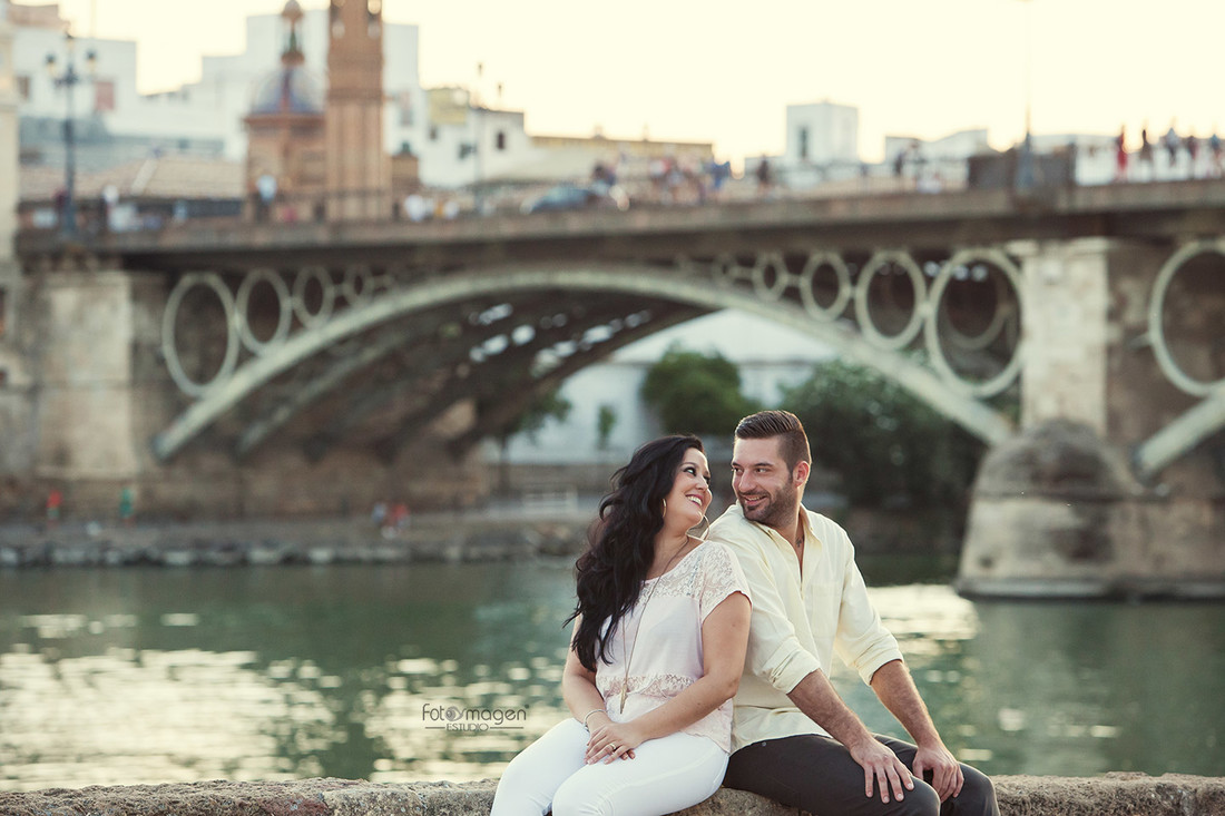 FOTOYMAGEN-PreBoda-Alcia-y-Jonathan-Sevilla-Barrio-Santa-Cruz-La-Juderia-Rio-Guadalquivir-Puente-Triana-(11)