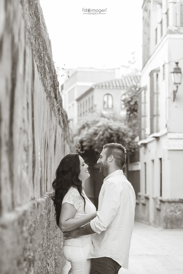 FOTOYMAGEN-PreBoda-Alcia-y-Jonathan-Sevilla-Barrio-Santa-Cruz-La-Juderia-Rio-Guadalquivir-Puente-Triana-(2)
