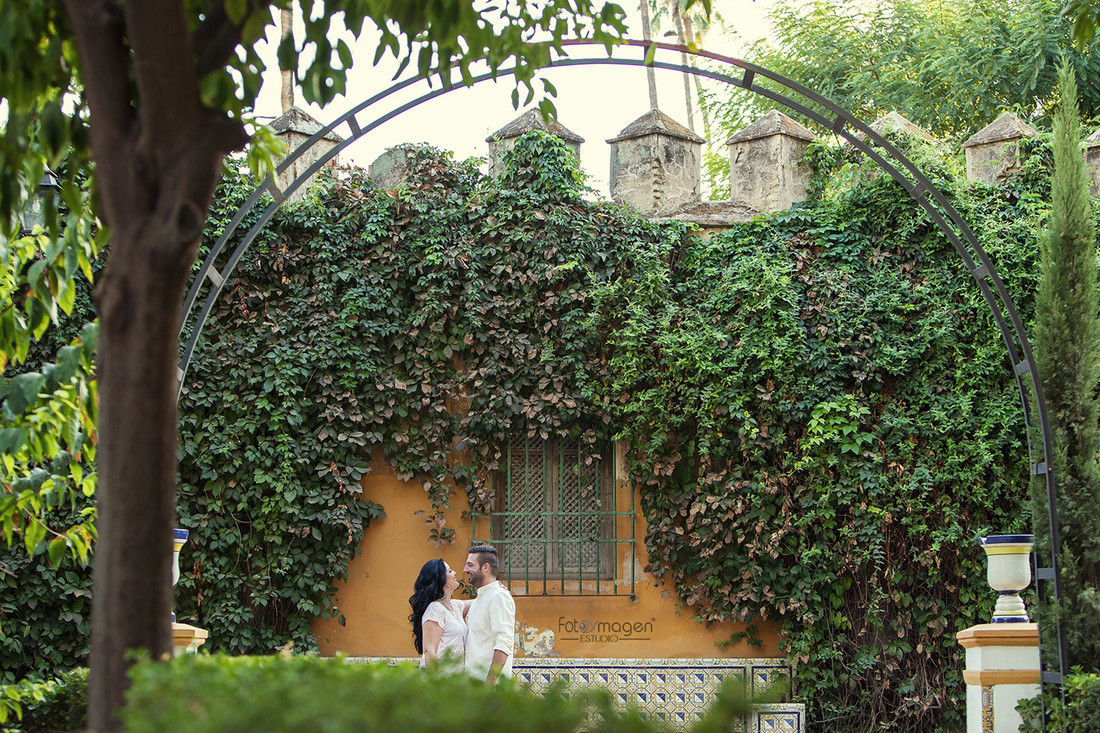 FOTOYMAGEN-PreBoda-Alcia-y-Jonathan-Sevilla-Barrio-Santa-Cruz-La-Juderia-Rio-Guadalquivir-Puente-Triana-(2a)