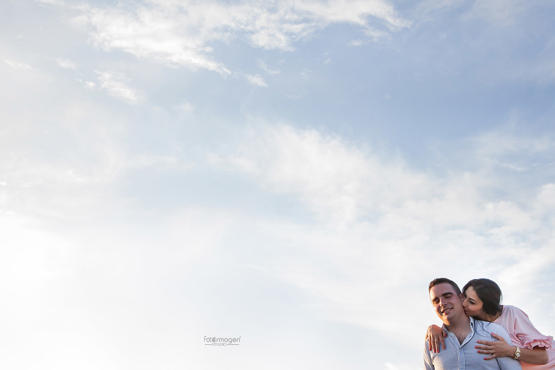 FOTOYMAGEN-PreBoda-Belen-y-Adri-Campo-de-trigo-Girasoles-Sevilla-Marchena-Campina-Sevillana-FotosNaturales-(10)