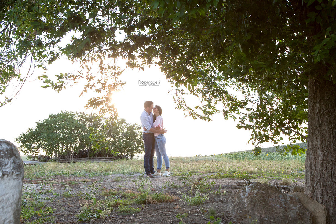 FOTOYMAGEN-PreBoda-Belen-y-Adri-Campo-de-trigo-Girasoles-Sevilla-Marchena-Campina-Sevillana-FotosNaturales-(13)