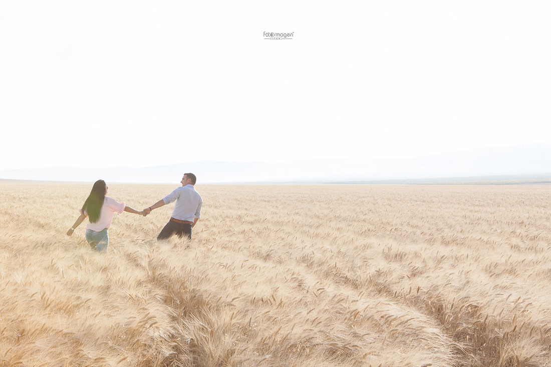 FOTOYMAGEN-PreBoda-Belen-y-Adri-Campo-de-trigo-Girasoles-Sevilla-Marchena-Campina-Sevillana-FotosNaturales-(6)
