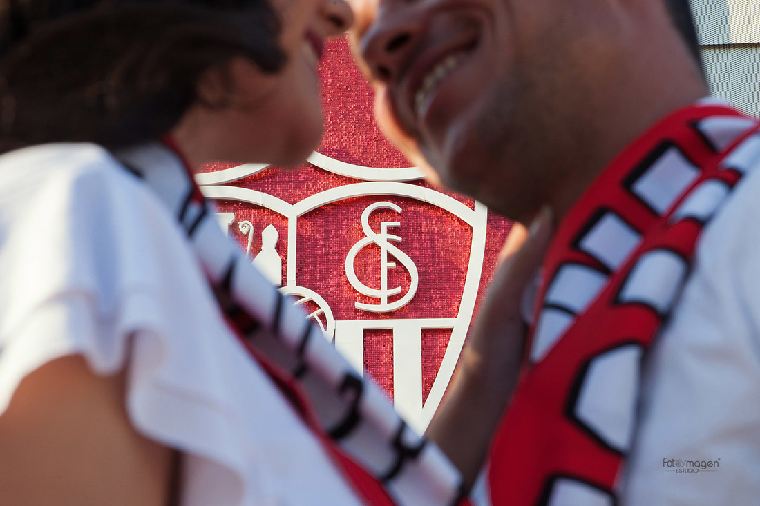 FOTOYMAGEN-PreBoda-Ezequiel-y-Gema-Sevilla-FC-Campo-Sanchez-Pizjuan-Giralda-Barrio-Santa-Cruz-Triana-Puente-Triana-(3)