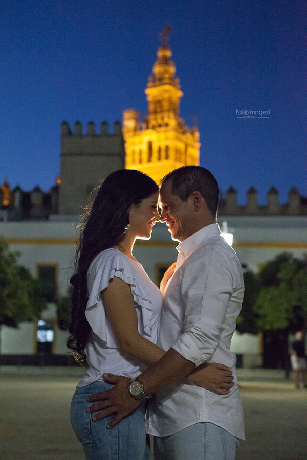 FOTOYMAGEN-PreBoda-Ezequiel-y-Gema-Sevilla-FC-Campo-Sanchez-Pizjuan-Giralda-Barrio-Santa-Cruz-Triana-Puente-Triana-(5)