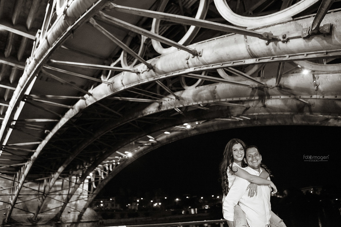 FOTOYMAGEN-PreBoda-Ezequiel-y-Gema-Sevilla-FC-Campo-Sanchez-Pizjuan-Giralda-Barrio-Santa-Cruz-Triana-Puente-Triana-(8)