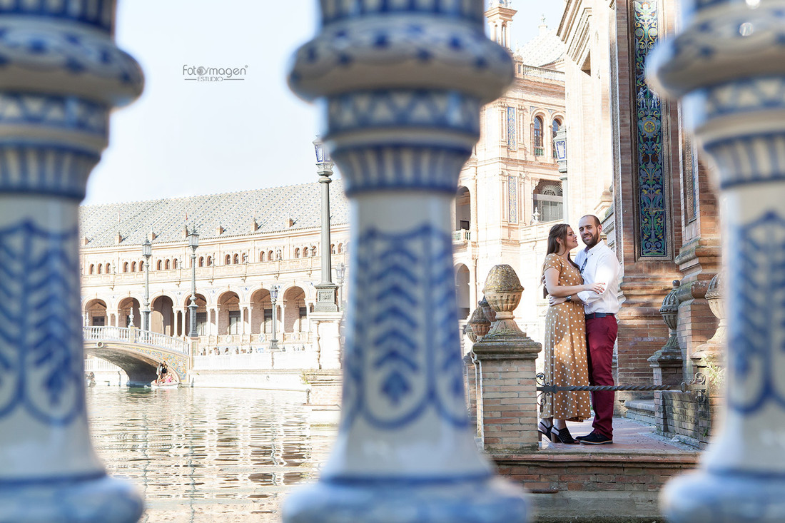 FOTOYMAGEN-PreBoda-Eva-y-Salva-PREboda-Sevilla-Plaza-de-España-Rio-Guadalquivir-Puente-de-Triana-Natural-y-Elegante-(3)