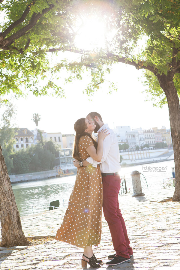 FOTOYMAGEN-PreBoda-Eva-y-Salva-PREboda-Sevilla-Plaza-de-España-Rio-Guadalquivir-Puente-de-Triana-Natural-y-Elegante-(5)