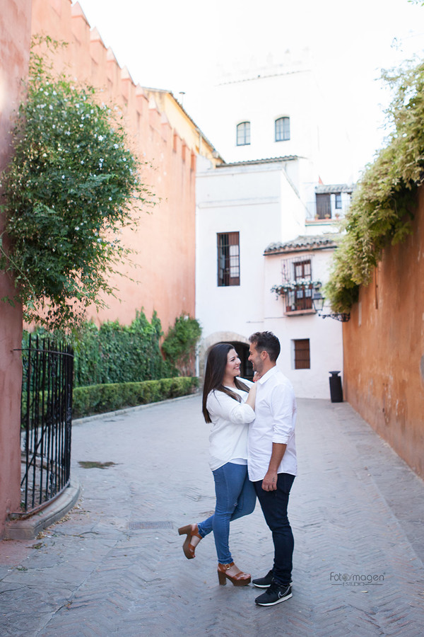 FOTOYMAGEN-PreBoda-Laura-y-Juan-Miguel-Barrio-de-Santa-Cruz-Torre-del-Oro-Sevilla-Natural-(3)