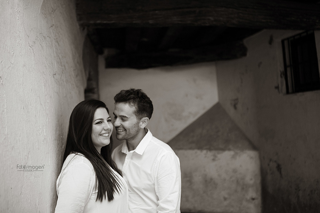 FOTOYMAGEN-PreBoda-Laura-y-Juan-Miguel-Barrio-de-Santa-Cruz-Torre-del-Oro-Sevilla-Natural-(4)