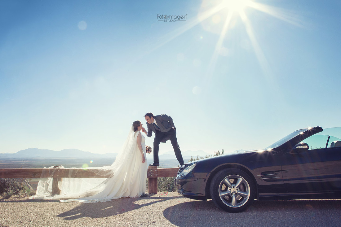 FOTOYMAGEN-Boda-Luis-y-Nuria-Marchena-Sierra-de-Yeguas-Mercedes-Descapotable-Bodas-Novios-Elegantes-Bodas-de-Lujo-Originales