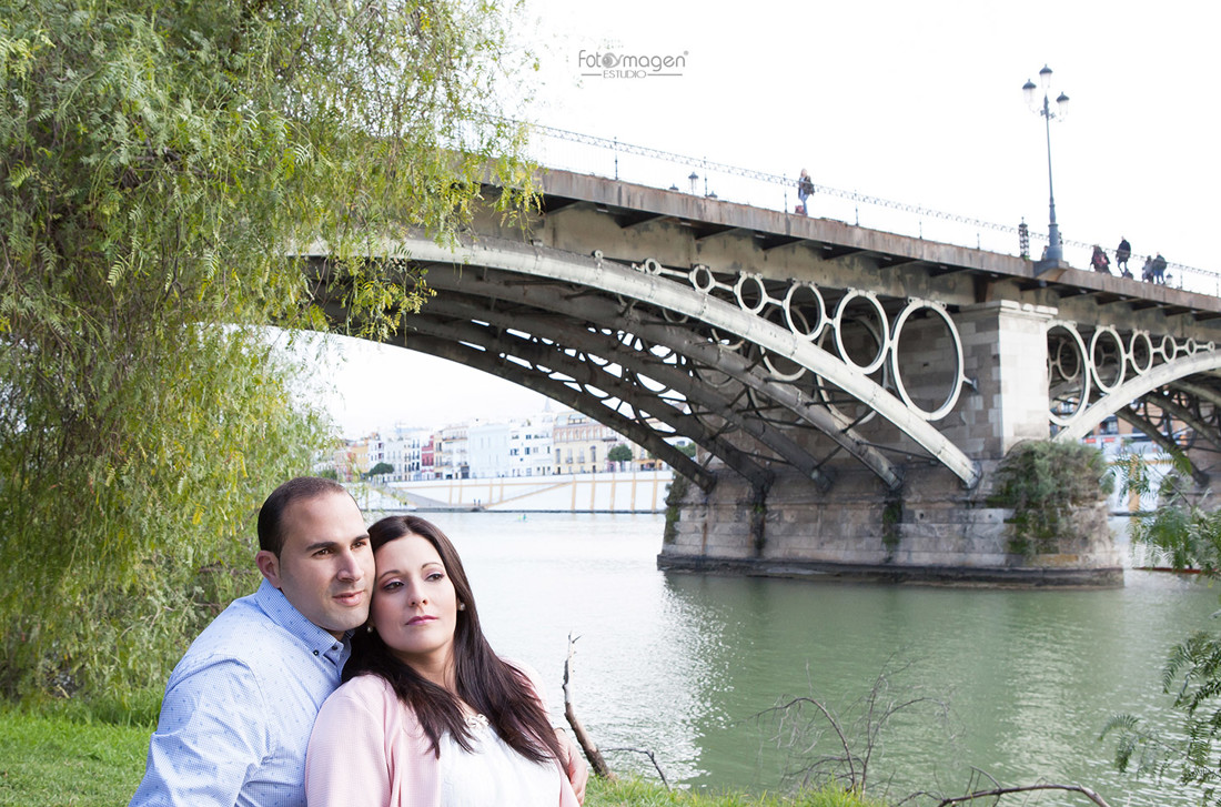 FOTOYMAGEN-PreBoda-Daniel-y-Noemi-Sevilla-Orillas-Guadalquivir-Triana-Amor-Sincero-(5)