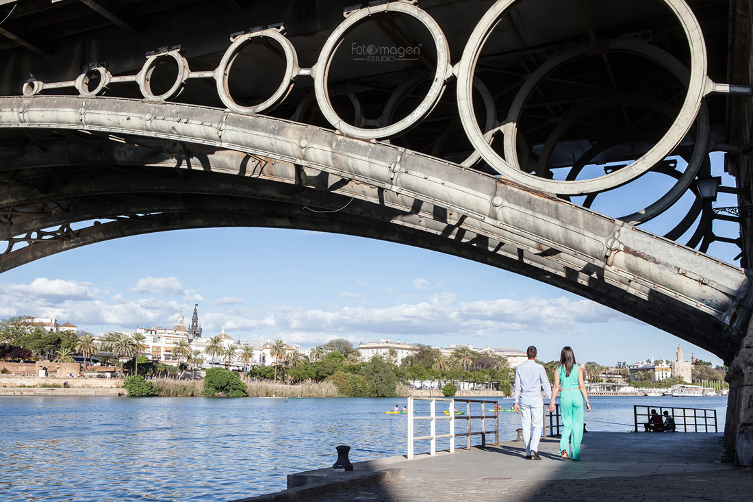 FOTOYMAGEN-Preboda-Araceli-y-Daniel-Sevilla-Puente-de-Triana-Guadalquivir-Momentos-en-Familia-Luz-Naturales-(1)