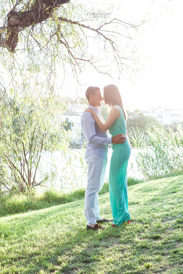 FOTOYMAGEN-Preboda-Araceli-y-Daniel-Sevilla-Puente-de-Triana-Guadalquivir-Momentos-en-Familia-Luz-Naturales-(4)