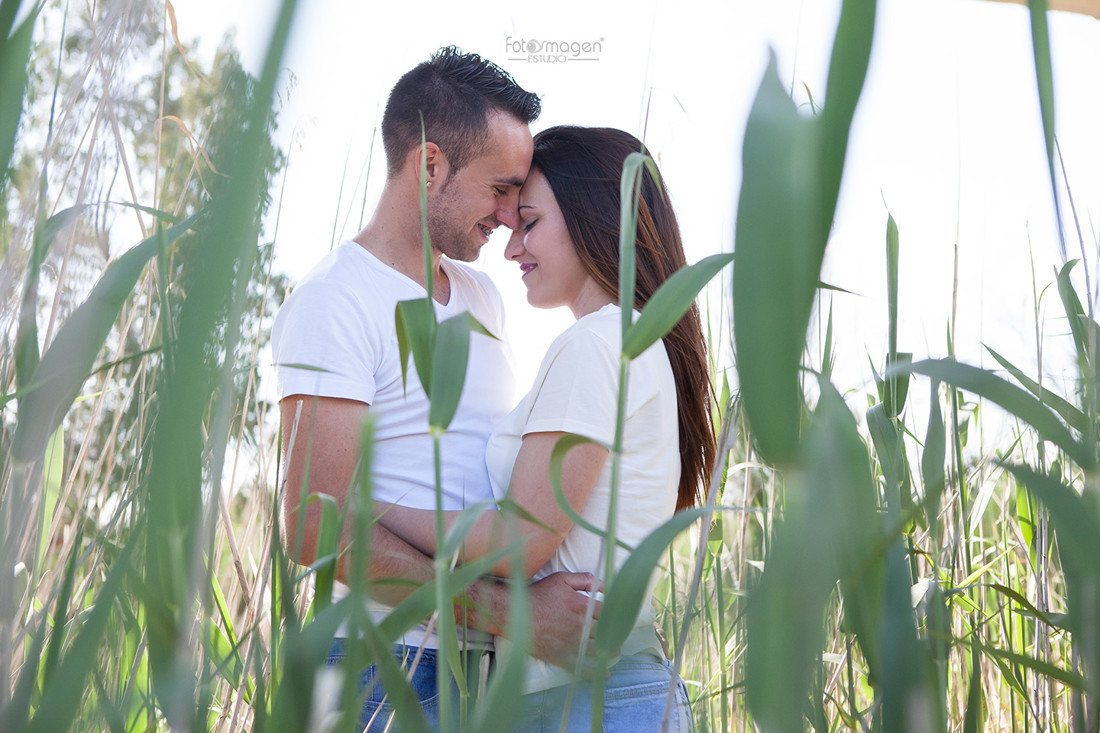 FOTOYMAGEN-PreBoda-Juanma-y-Loreto-Boda-Marchena-Río-Corbones-Cortijos-Campo-Fotos-Naturales-y-Frescas-(1)