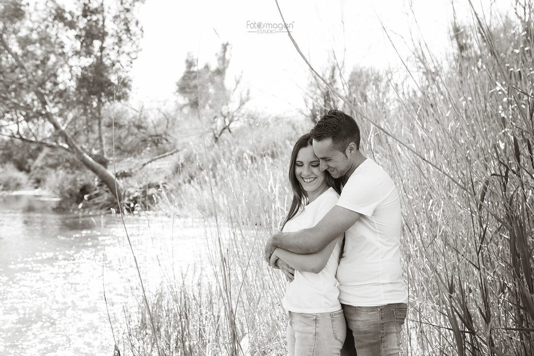 FOTOYMAGEN-PreBoda-Juanma-y-Loreto-Boda-Marchena-Río-Corbones-Cortijos-Campo-Fotos-Naturales-y-Frescas-(2)