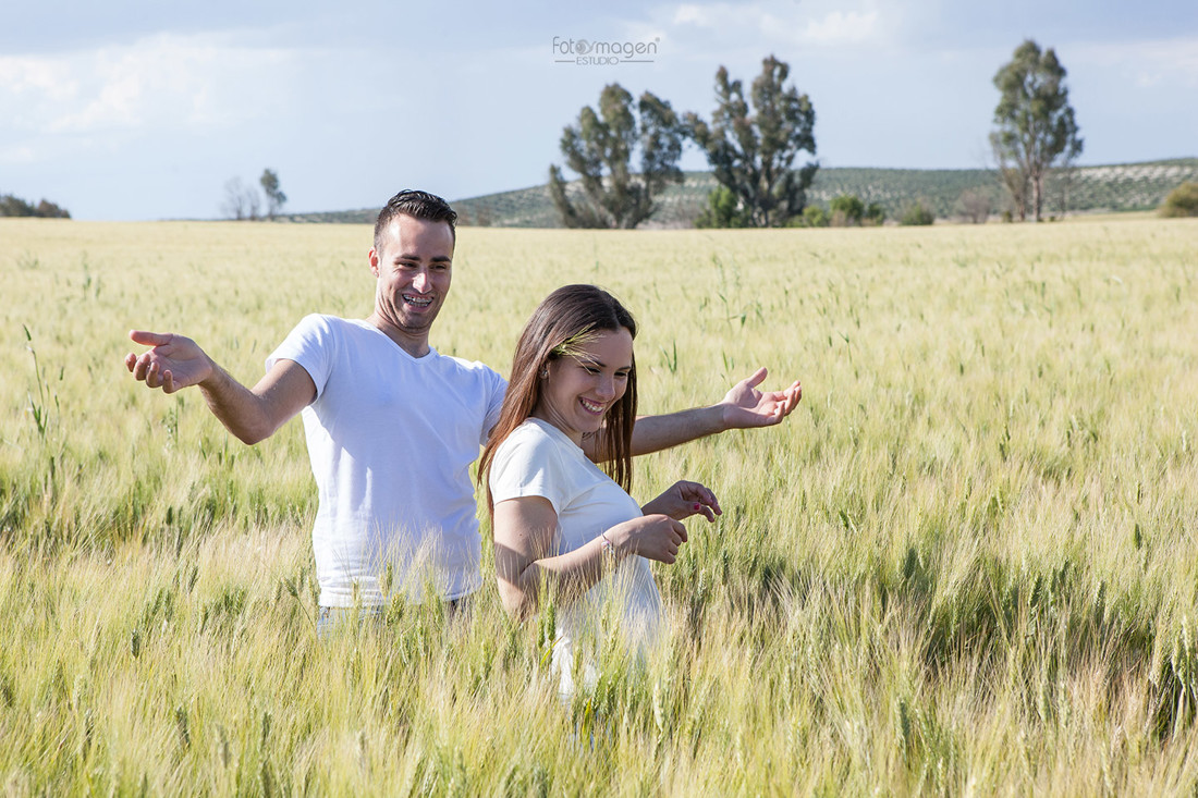 FOTOYMAGEN-PreBoda-Juanma-y-Loreto-Boda-Marchena-Río-Corbones-Cortijos-Campo-Fotos-Naturales-y-Frescas-(3)