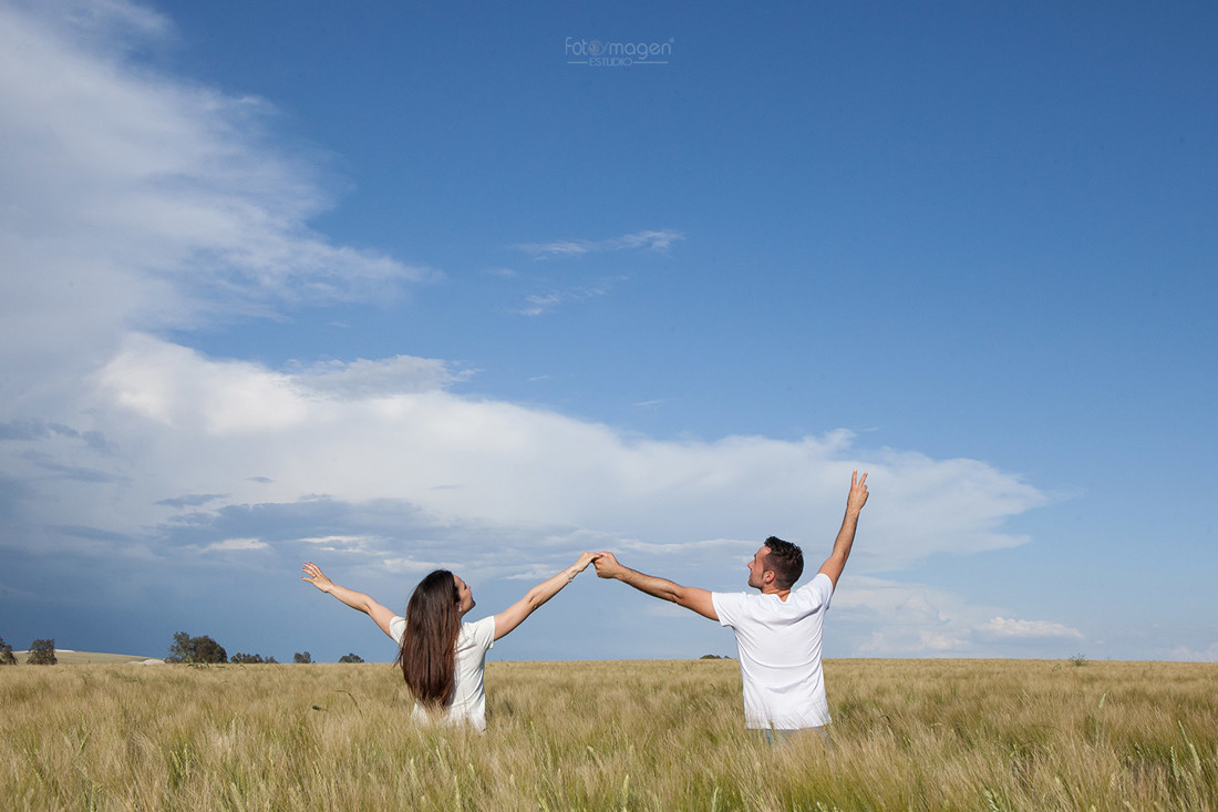 FOTOYMAGEN-PreBoda-Juanma-y-Loreto-Boda-Marchena-Río-Corbones-Cortijos-Campo-Fotos-Naturales-y-Frescas-(5)