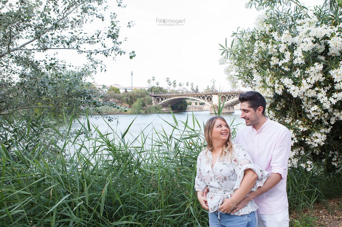 FOTOYMAGEN-PreBoda-Inma-y-Antonio-PREboda-Sevilla-Marchena-Pedrera-Rio-Guadalquivir-Puente-de-Triana-Natural-y-Elegante-(1)