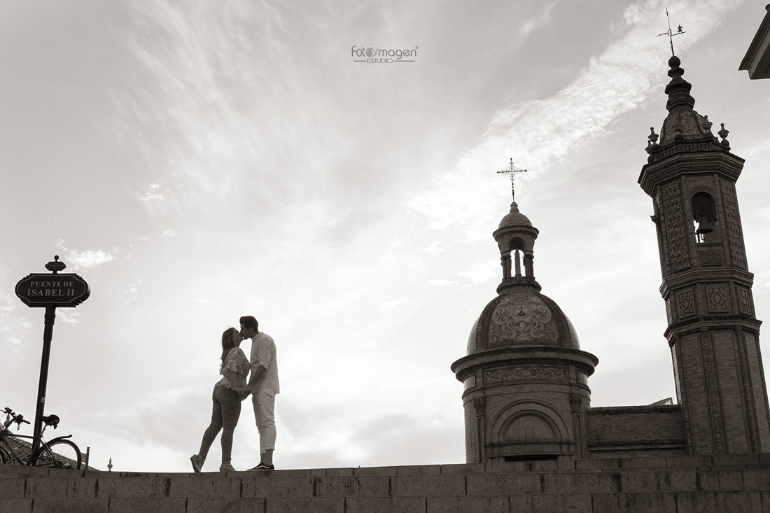 FOTOYMAGEN-PreBoda-Inma-y-Antonio-PREboda-Sevilla-Marchena-Pedrera-Rio-Guadalquivir-Puente-de-Triana-Natural-y-Elegante-(2)