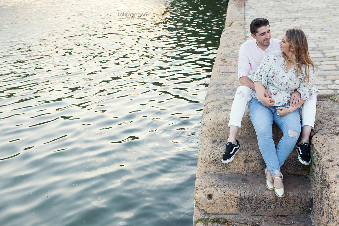 FOTOYMAGEN-PreBoda-Inma-y-Antonio-PREboda-Sevilla-Marchena-Pedrera-Rio-Guadalquivir-Puente-de-Triana-Natural-y-Elegante-(4)