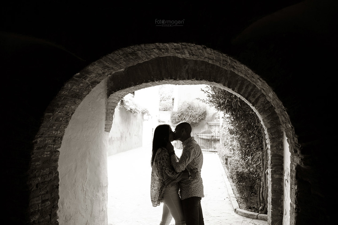 FOTOYMAGEN-PreBoda-Triani-y-Antonio-Preboda-Marchena-Arahal-Sevilla-Barrio-de-la-Juderia--Natural-y-Elegante-(3)