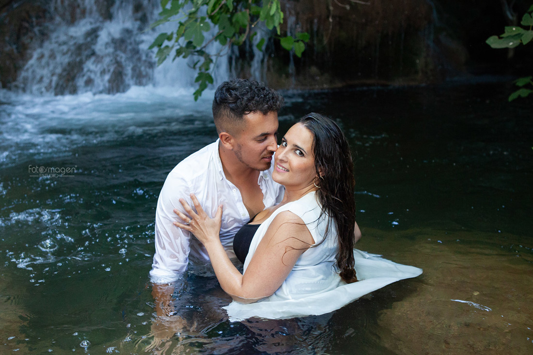 FOTOYMAGEN-Preboda-Rocio-y-Rafa-Rivera-del-Hueznar-Cataratas-Nacimeinto-del-Hueznar-Bodas-Arahal-Momentos--Fotos-Naturales-Fotografo-de-Bodas-(1)