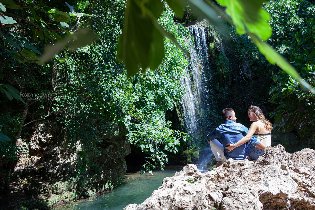 FOTOYMAGEN-Preboda-Jose-y-Vane--Rivera-del-Hueznar-Cataratas-Nacimeinto-del-Hueznar--San-Nicolas-del-Puerto-Bodas-Marchena-Fotografo-de-Bodas-(1)