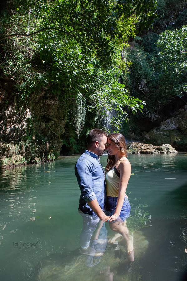 FOTOYMAGEN-Preboda-Jose-y-Vane--Rivera-del-Hueznar-Cataratas-Nacimeinto-del-Hueznar--San-Nicolas-del-Puerto-Bodas-Marchena-Fotografo-de-Bodas-(2)