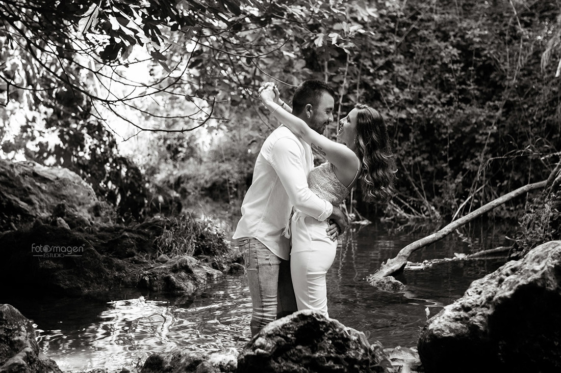 FOTOYMAGEN-Preboda-Jose-y-Vane--Rivera-del-Hueznar-Cataratas-Nacimeinto-del-Hueznar--San-Nicolas-del-Puerto-Bodas-Marchena-Fotografo-de-Bodas-(4)