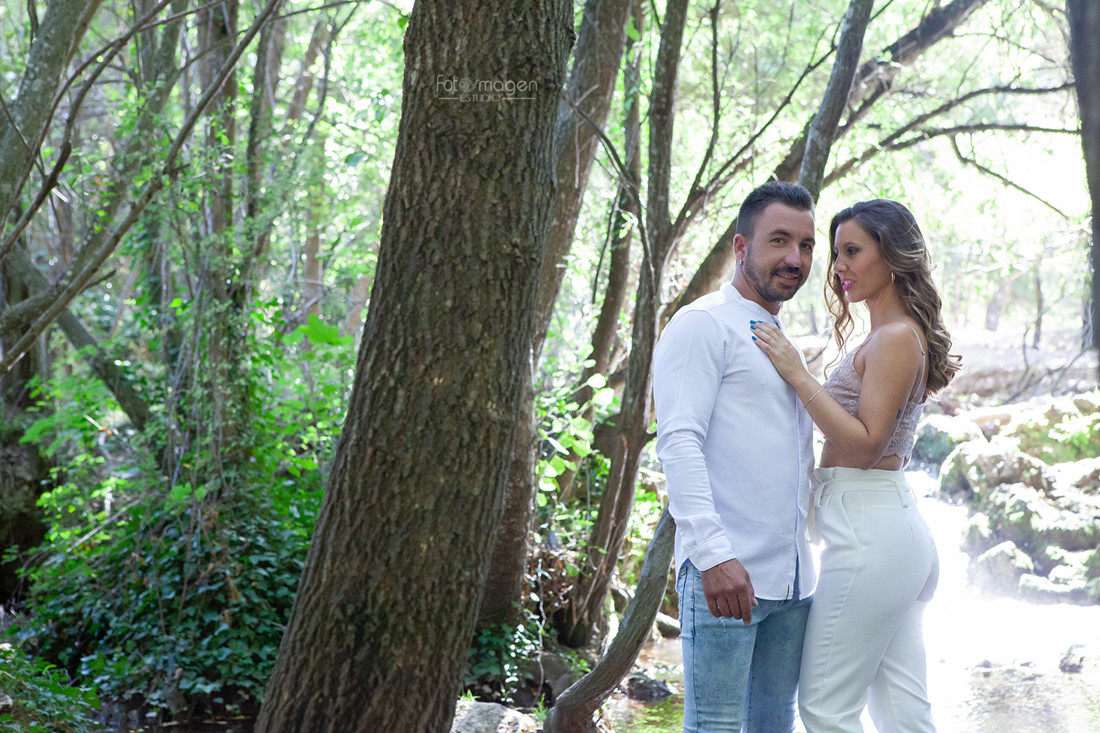 FOTOYMAGEN-Preboda-Jose-y-Vane--Rivera-del-Hueznar-Cataratas-Nacimeinto-del-Hueznar--San-Nicolas-del-Puerto-Bodas-Marchena-Fotografo-de-Bodas-(5)