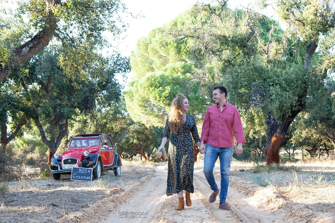 FOTOYMAGEN-PreBoda-Eli-y-lolo-Boda-Marchena-Arahal-Montepalacios-Pinar-Eucalictar-Fotos-Naturales-y-Frescas-(2)