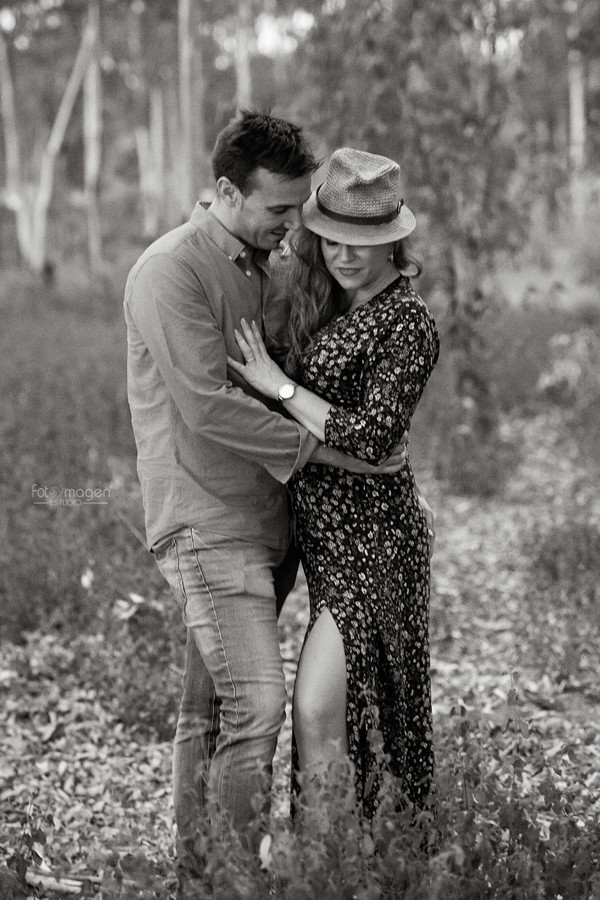FOTOYMAGEN-PreBoda-Eli-y-lolo-Boda-Marchena-Arahal-Montepalacios-Pinar-Eucalictar-Fotos-Naturales-y-Frescas-(6)