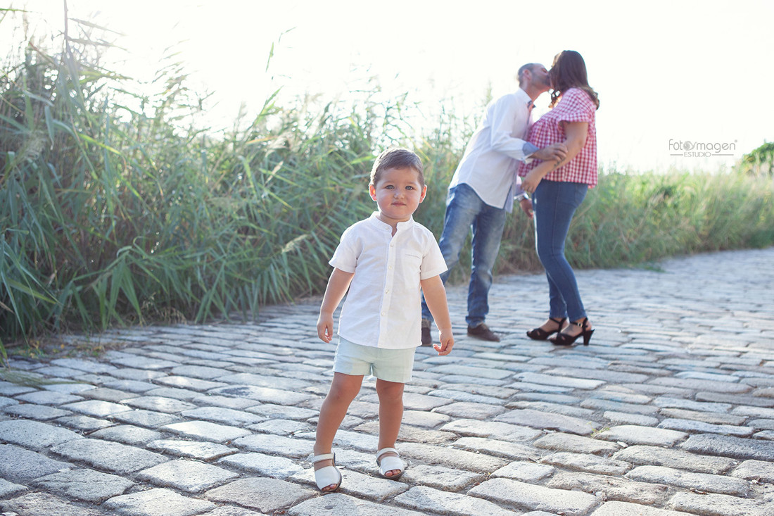 FOTOYMAGEN-PreBoda-Carmen-y-Victor-Sevilla--Paradas--Fotos-Familias-Bodas-Orillas-Guadalquivir-Triana-Amor-Sincero-(2)