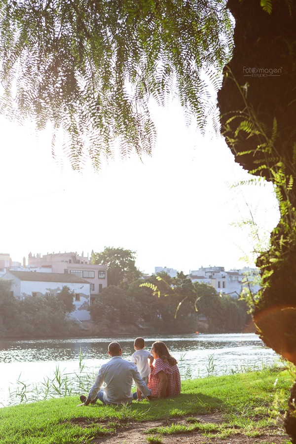 FOTOYMAGEN-PreBoda-Carmen-y-Victor-Sevilla--Paradas--Fotos-Familias-Bodas-Orillas-Guadalquivir-Triana-Amor-Sincero-(3)