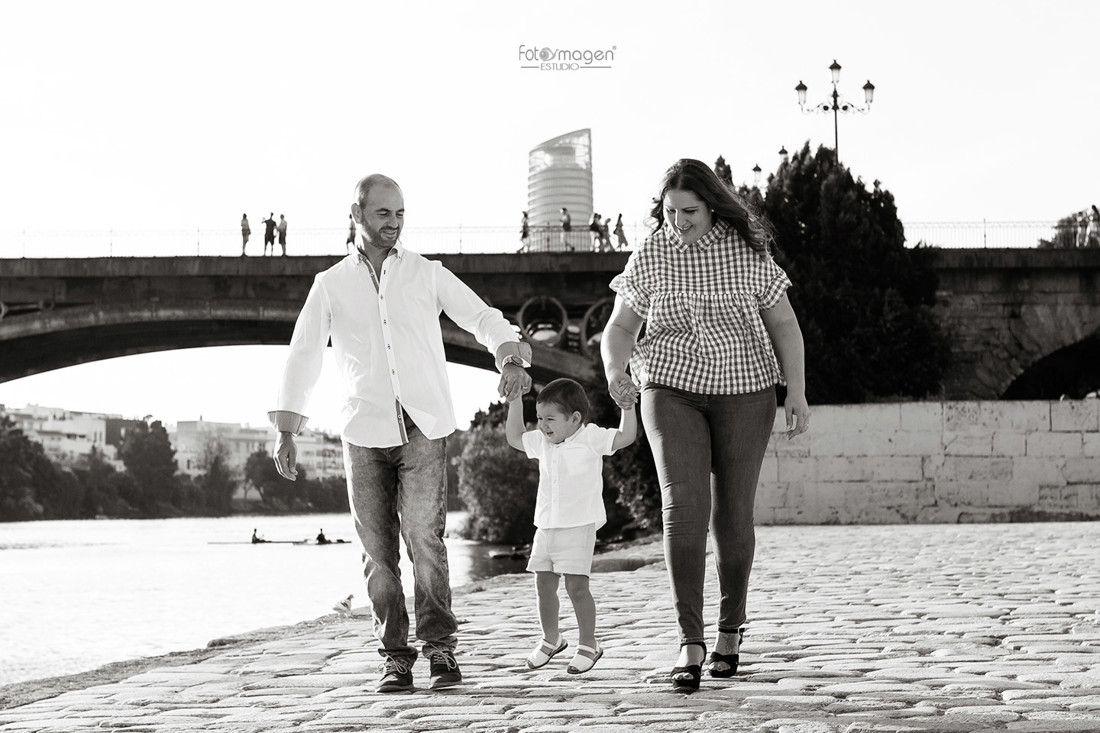 FOTOYMAGEN-PreBoda-Carmen-y-Victor-Sevilla--Paradas--Fotos-Familias-Bodas-Orillas-Guadalquivir-Triana-Amor-Sincero-(4)