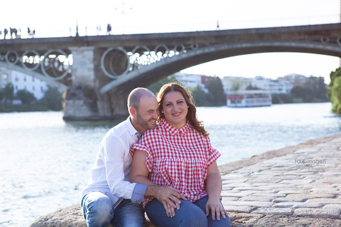 FOTOYMAGEN-PreBoda-Carmen-y-Victor-Sevilla--Paradas--Fotos-Familias-Bodas-Orillas-Guadalquivir-Triana-Amor-Sincero-(5)
