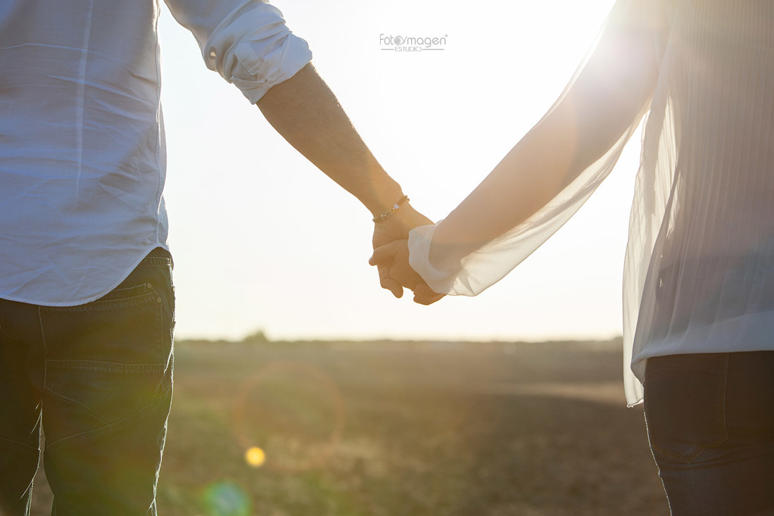 FOTOYMAGEN-PreBoda--Gema-y-Miguel-Angel-Paradas-Pinar-Eucalictar-Boda-Divertidas-Fotos-Naturales-y-Frescas-(1)