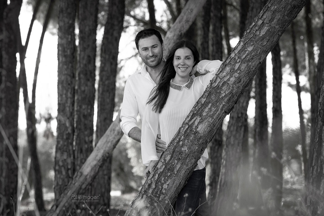FOTOYMAGEN-PreBoda--Gema-y-Miguel-Angel-Paradas-Pinar-Eucalictar-Boda-Divertidas-Fotos-Naturales-y-Frescas-(3)