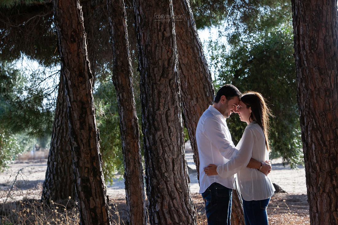 FOTOYMAGEN-PreBoda--Gema-y-Miguel-Angel-Paradas-Pinar-Eucalictar-Boda-Divertidas-Fotos-Naturales-y-Frescas-(6)